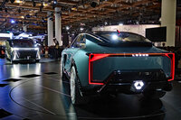 今回のJMSでは、「LS」の名を冠するコンセプトモデルが、実に3台も登場した。写真右手前は「LSクーペ コンセプト」、同左奥が「LSコンセプト」。