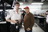 引退後はF1チームの首脳を歴任。中でも2012年から非常勤の会長を務めることとなったメルセデスではチームの要として活躍。代表のトト・ウォルフ(写真左)とともに、シルバーアローを常勝軍団に育て上げた。(Photo=Mercedes)