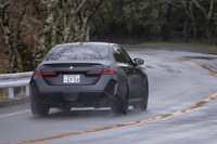 【BMW M5のスペック】
ボディーサイズ:全長×全幅×全高=5095×1970×1510mm/ホイールベース:3005mm/車重:2400kg/駆動方式:4WD/エンジン:4.4リッターV8 DOHC 32バルブ ターボ/モーター:交流同期電動機/トランスミッション:8段AT/エンジン最高出力:585PS(430kW)/6000rpm/エンジン最大トルク:750N・m(76.5kgf・m)/1800-5400pm/モーター最高出力:197PS(145kW)/6000rpm/モーター最大トルク:280N・m(28.6kgf・m)/1000-5000rpm/タイヤ:(前)HL285/40ZR20 111Y XL/(後)HL295/35ZR21 110Y XL(ハンコック・ヴェンタスS1 evo Z)/ハイブリッド燃料消費率:9.6km/リッター(WLTCモード)/EV走行換算距離:70km(WLTCモード)/充電電力使用時走行距離:75km(WLTCモード)/交流電力量消費率:310Wh/km(WLTCモード)/価格:1998万円(2025年2月時点)
【取材時の燃費データ】
テスト距離:285.2km(市街地2:高速道路6:山岳路2)/使用燃料:44.6リッター(ハイオクガソリン)/参考燃費:6.4km/リッター(満タン法)/6.5km/リッター(車載燃費計計測値)