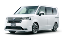 最上級グレード「スパーダ プレミアムライン」。各所に施されたクロームメッキの装飾が特徴で、FF車には17インチの専用アルミホイールが装備される。