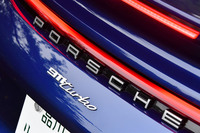 【ポルシェ911ターボ】
ボディーサイズ:全長×全幅×全高=4535×1900×1303mm/ホイールベース:2450mm/車重:1640kg(DIN)/駆動方式:4WD/エンジン:3.8リッター水平対向6 DOHC 24バルブ ターボ/トランスミッション:8段AT/最高出力:580PS(427kW)/6500rpm/最大トルク:750N・m(76.5kgf・m)/2250-4500rpm/タイヤ:(前)255/35ZR20 97Y/(後)315/30ZR21 105Y(グッドイヤー・イーグルF1スーパースポーツ)/燃費:11.1リッター/100km(約9.0km/リッター、NEDC複合モード)/価格:2443万円
【取材時の燃費データ】
テスト距離:274.8km(市街地3:高速道路5:山岳路2)/使用燃料:44.5リッター(ハイオクガソリン)/参考燃費:6.2km/リッター(満タン法)/7.2km/リッター(車載燃費計計測値)