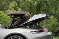 ソフトトップはZ字型に畳まれてリアのパネル下に収納される。開閉に要する時間はそれぞれわずか12秒ほど。