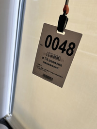 入場開始前から行列に並び、出席票0048を手に入れた。