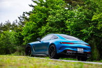 水平基調で立体的なデザインのリアコンビランプが目を引く「メルセデスAMG GT」のリアビュー。写真の外板色は「ハイパーブルーマグノ」と呼ばれるマットカラーで、100万円の有償色となる
