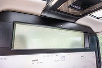 前席と後席はパーティションで区切られている。パーティション上部には、開放感とプライバシーの確保を考慮した昇降/調光ガラスを採用。エンジン音や前席からの音を遮り、後席の静粛性とプライバシーの確保にも寄与する。ガラスの開閉や調光は前後席どちらからでも操作できる。