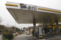 給油所は営業が許されている。原油価格に連動してガソリン、ディーゼルとも値下がりしているが、客は見られなかった。
