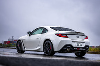 今回試乗した「GR86 RZ」のボディーカラーは「クリスタルホワイトパール」で、3万3000円の有償オプションとなる。「リッジグリーン」と呼ばれるボディーカラーが新設定されたのも「D型」のトピックだ。