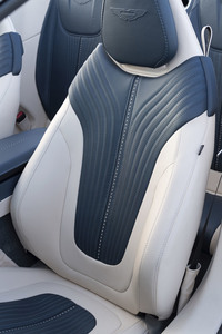 試乗車のインテリアには“デュオトーン”オプションが選択されていた。