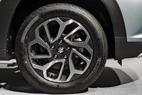 発表会の展示車両には、過日のプロトタイプ試乗会で供された試乗車と同じく、ハンドリングのよさや快適性、ウエットグリップ性能を追求したコンフォートタイヤ「グッドイヤー・アシュアランス トリプルマックス2」が装着されていた。