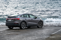 本国には「クワトロ」の設定もあるが、日本市場で販売されるのは後輪駆動のみ。40→45で駆動用モーターが最高出力286PS、最大トルク545N・mへとパワーアップしている。