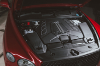 4リッターV8ツインターボエンジンは最高出力650PS、最大トルク850N・mを発生。排気量、シリンダー数とも3分の2になっているが、パワーはW12(635PS/900N・m)を上回る。
