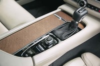 トランスミッションは、アイシン・エィ・ダブリュ製の8段AT。シフトレバー周辺には、エンジンの始動スイッチやドライブモードのセレクターが配される。