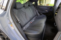 後席は足元が広いだけでなく、床面と座面との高低差もしっかり確保されている。