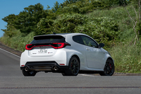 今回の試乗車は最上級グレード「RZ“ハイパフォーマンス”」の8段ATモデル。お値段は533万円と相応に高価ではあるものの、このご時世に改良前から据え置きということに驚く。