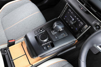 フローティングデザインがユニークな「マツダMX-30」のセンターコンソール。下部のコンソールトレイの表皮にはコルクを使用している。