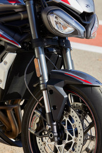 フロントサスペンションは、プリロードやダンパーの減衰力調整機構を持つショーワ製のφ41mm倒立フォーク。ブレーキは前後ともにブレンボ製で、特にフロントには、310mmのドリルドディスクローターと4ピストンモノブロックキャリパー「M50」が組み合わされる。