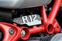 実に10年にわたり人気を博してきた「BMW R nineT」。「R12 nineT」はその後継機種であり、他のクラシックラインのモデル(つまり「R18」シリーズ)と同様、車名は“R”の後にエンジン排気量を示す2ケタの数字を入れたものに改められた。