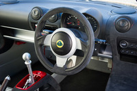 小径のステアリングホイールにボタン類は一切なし。今はやりのフラットボトム型ではなく、シンプルな円形のリム形状をしている。