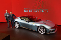 発表会では、フェラーリのヘッド オブ プロダクト マーケティングを務めるエマヌエレ・カランド氏(写真左端)が車両の特徴を説明。「現代の選ばれしジェントルマンドライバーに乗っていただくために開発した、最高の一台です」などと「12チリンドリ」を紹介した。右は、フェラーリ・ジャパンのドナート・ロマニエッロ代表取締役社長。