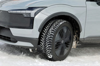 今回の車両は、標準で装備されるマットグラファイト/マットブラックの19インチ5スポークエアロアルミホイールに、235/50R19サイズのスタッドレスタイヤ「ノキアン・ハッカペリッタR3 SUV」を組み合わせていた。