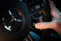 ステアリングホイールに移設された、ドライブモードセレクターのダイヤル式コントローラー。トラクションコントロールの制御を調整するコントローラーの役割も担っている。