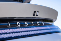 「アイオニック6」は、先に日本で発売された「アイオニック5」と共通の電動アーキテクチャー「E-GMP」を土台とするBEV専用モデル。ヒョンデのBEVにおいて唯一の4ドアセダンでもある。