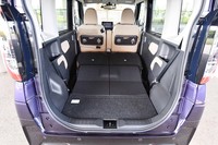 後席の背もたれを倒し、荷室容量を最大化した状態。前方には若干の傾斜と段差が残るが、27インチの自転車も積み込める。