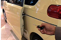 ワイヤレスで作動する電動スライドドアの実演シーンも、収録されてます。