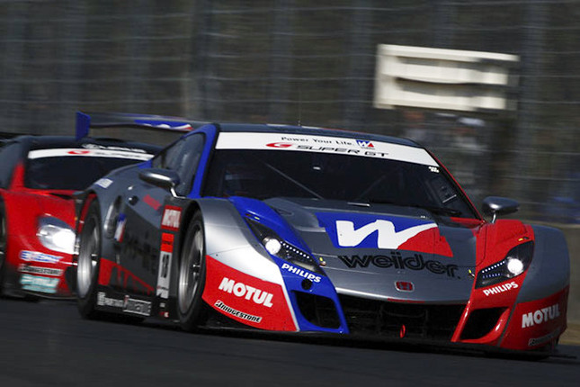 ポール・トゥ・フィニッシュで初優勝を手にした、No.18 ウイダー HSV-010(小暮卓史/L・デュバル組)。