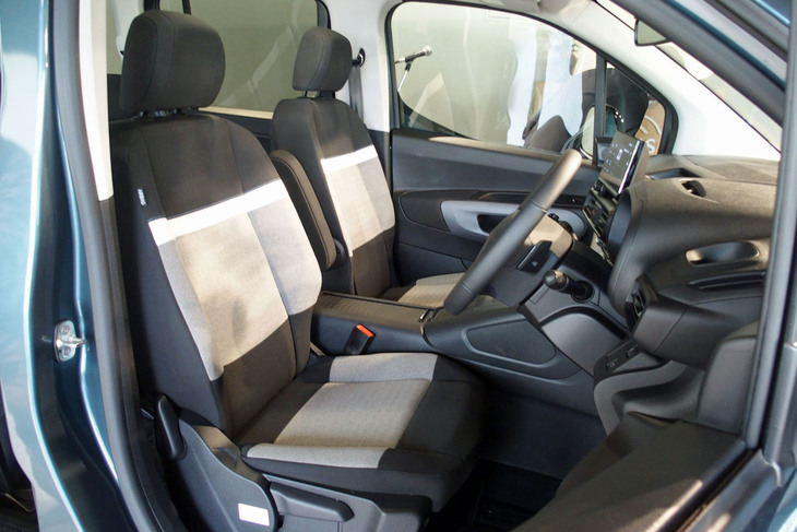 シトロエン・ベルランゴMAX BlueHDi(フロントシート)