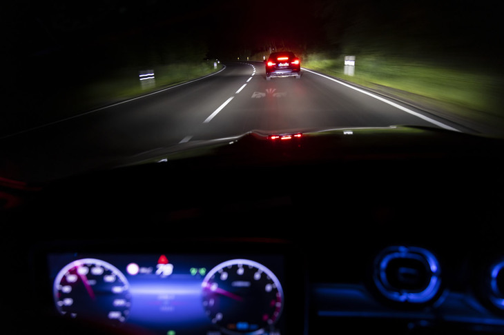 先進運転支援システムのアップデートも「Cクラス ステーションワゴン」譲り。ヘッドアップディスプレイに、先行車への接近を知らせる車間距離警告機能(写真)も表示される。
