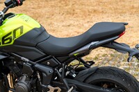 シート高は「タイガースポーツ660/800」ともに835mmと、このジャンルのモデルらしく高め。ただし車体、シート形状ともにスリムで、かつ車重も軽いので、意外に足つき性はよく、取り回しもしやすかった。