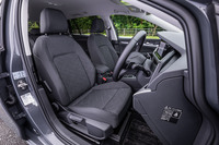 「ゴルフヴァリアントeTSIアクティブ」には、外装色にかかわらず、ブラックのクロス表皮で仕立てられたシートが標準装備される。