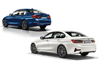 新型(右下)では、先代(左上)にはあったドアハンドルをつなぐ凹面のラインがなくなったほか、ドアパネルの下部やサイドシルの意匠も大きく変えられている。