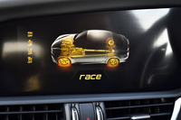 「アルファDNAドライブモードシステム」には従来のD/N/Aの各モードに加え、サーキット走行を想定したレースモードが加わった。