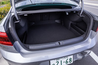 荷室容量は586リッター。旅行用の大型スーツケースも余裕で積載でき、通常サイズのゴルフバッグなら4個まで積み込めるという。挟み込み防止およびイージーオープン機能付きパワーテールゲートも標準装備されている。