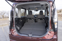 後席の背もたれを倒すと広大かつフラットな空間が広がる。荷室部分のフロアボードの下にはさらに収納スペースが隠れている。