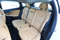 後席は6:4の分割可倒式。シートカラーは茶系のアンバーのほか、白系のブロンドや黒系のチャコールが選択できる。