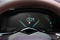 「パリのアバンギャルド」を掲げるDSオートモビルゆえ、メーターパネルの表示パターンは遊び心にあふれたものばかりだ。写真のパターンだと中央のひし形の中にほとんどの情報が収まるかたちとなる。