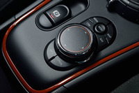 ダイヤルやボタンが組み合わされた「MINIコントローラー」(写真手前)。インフォテインメントシステムの直感的な操作を可能とする。