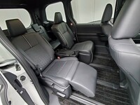 「ノア/ヴォクシー」の7人乗り仕様車の2列目キャプテンシートには、オットマン機構やシートヒーターが備わる。