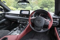 「イグニッションレッド」と名づけられた赤の内装を選べるのは「RZ」のみ。オプションで「タン」も設定されている。