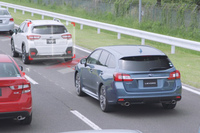 「ぶつからないクルマ」でおなじみの「アイサイト」で、クルマにさほど詳しくない層にもスバル車=安全性が高いとアピールすることに成功。日本におけるADAS普及の旗手にもなった。写真は高速道路などでのすべての車速域で、アクセル、ブレーキ、ステアリング操作を自動でサポートする「ツーリングアシスト」の作動イメージ。