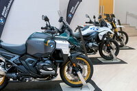 会場には“GS”の名を冠する、他の現行アドベンチャーモデルの姿も。