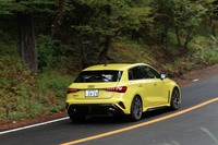 「Audiドライブセレクト」の「RSパフォーマンス」モード選択時は、純粋な旋回速度も、アクセルを踏んだときの推進力もバツグン。前後異幅タイヤとトルクスプリッターによるハンドリングはクセが強いが、非凡なる性能を実感する。