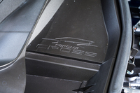 バルクヘッド部に描かれた「COROLLA CROSS」のロゴ。トヨタとしては珍しい演出だ。