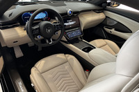 主な機能をセンターのコンフォートディスプレイに集約するコックピットデザインは、マセラティ第2のSUV「グレカーレ」の流れをくむもの。