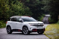 2019年5月28日に販売が開始された「シトロエンC5エアクロスSUV」。2リッター直4ディーゼルターボエンジン搭載の「シャイン」のみというシンプルなグレード構成となっている。