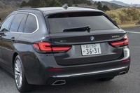 リアコンビランプは周囲をブラックアウトすることでよりL字が際立つデザインとなっている。