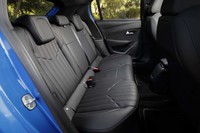 サイドウィンドウの形状ゆえか、後席では心理的な開放感が得られる。